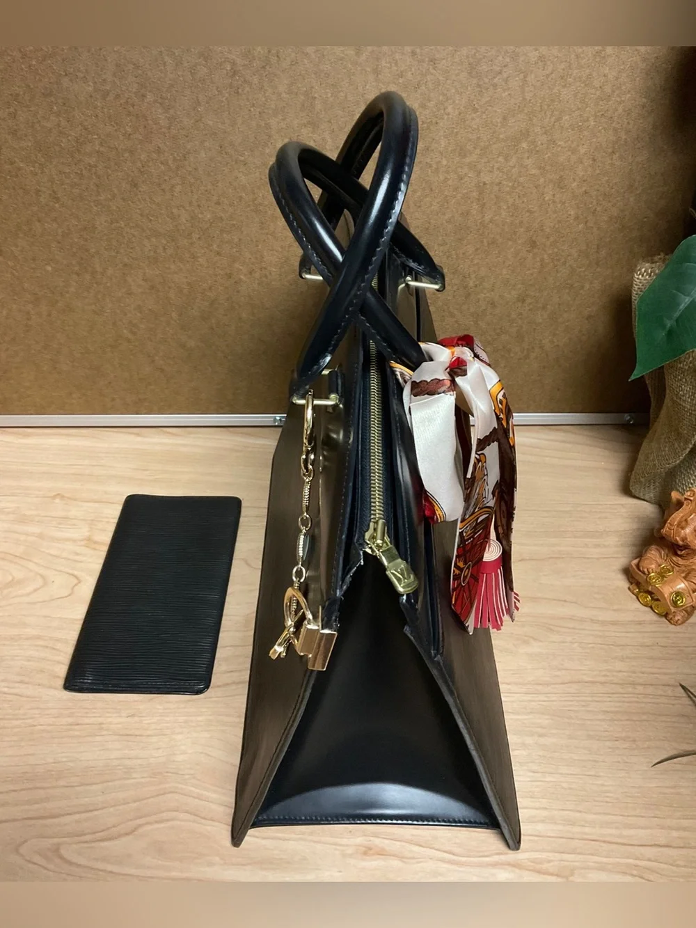 ✅LOUIS VUITTON Black Epi Leather Bag
AUTHENTIC SET - Picture 6 of 16